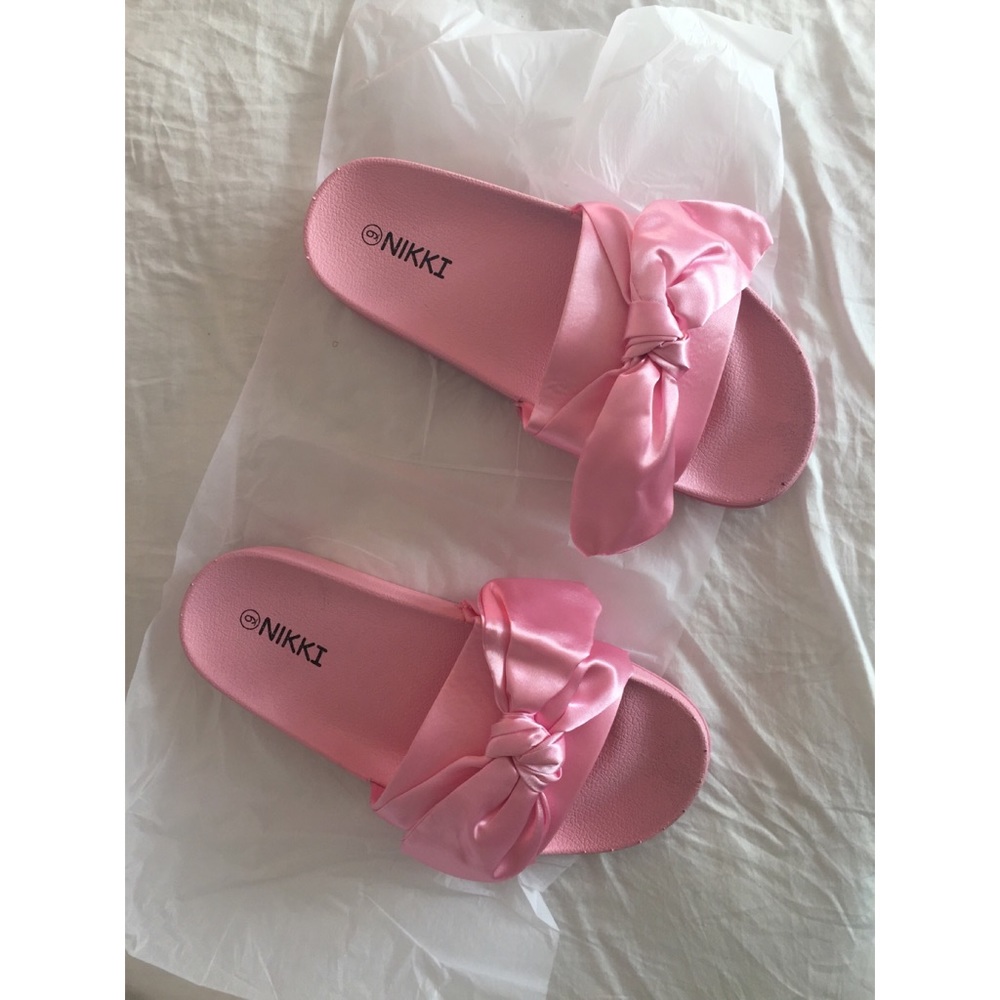 Pink bow slides ๐ - Picture 3 of 7